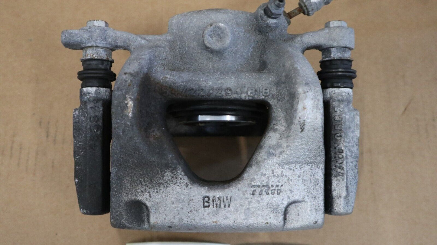 Оригинално BMW F45 F46 F48 F54 Bremssattelgehäuse Bremsträger vorne links 6860263 